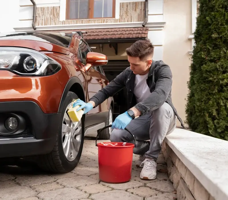 Lavage auto à domicile Le Chalard : professionnel intervenant sur un véhicule